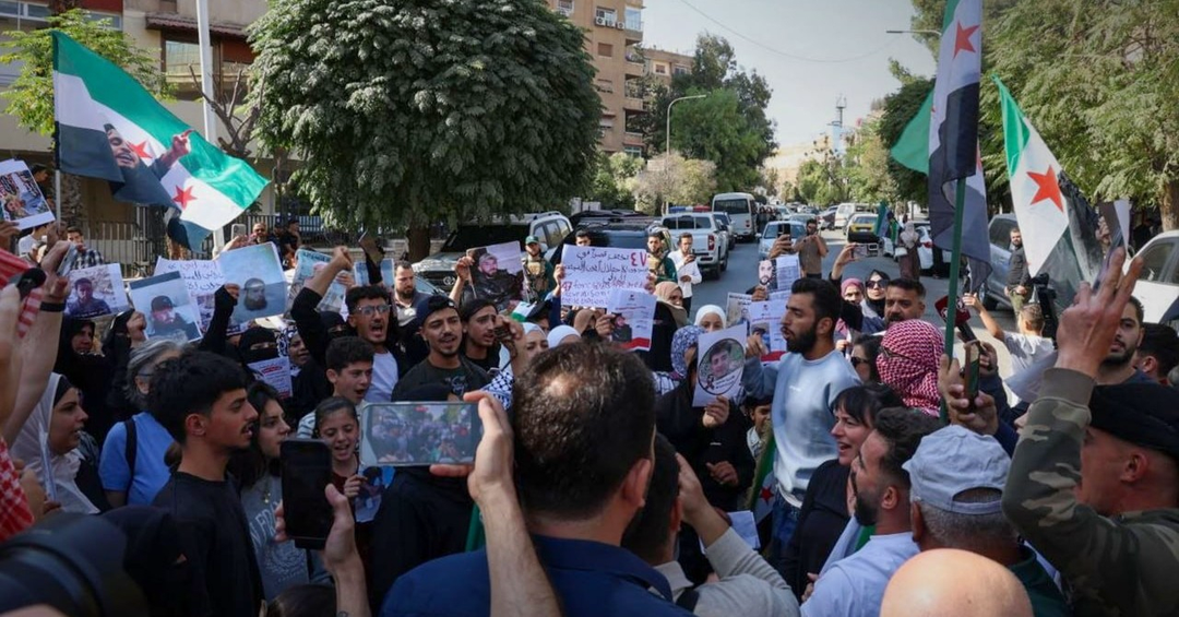 شام میں صہیونی جارحیتوں اور الجولانی کی مجرمانہ خاموشی کے خلاف عوامی غم و غصہ