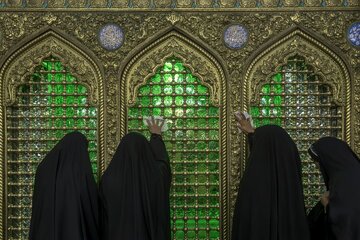 گزارش تصویری | غبارروبی حرم مطهر بانوی کرامت توسط پزشکان و پرستاران