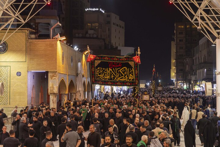 تقرير مصور/ موكب أهالي كربلاء يحيي ذكرى شهادة السيدة الزهراء (عليها السلام) في النجف الأشرف