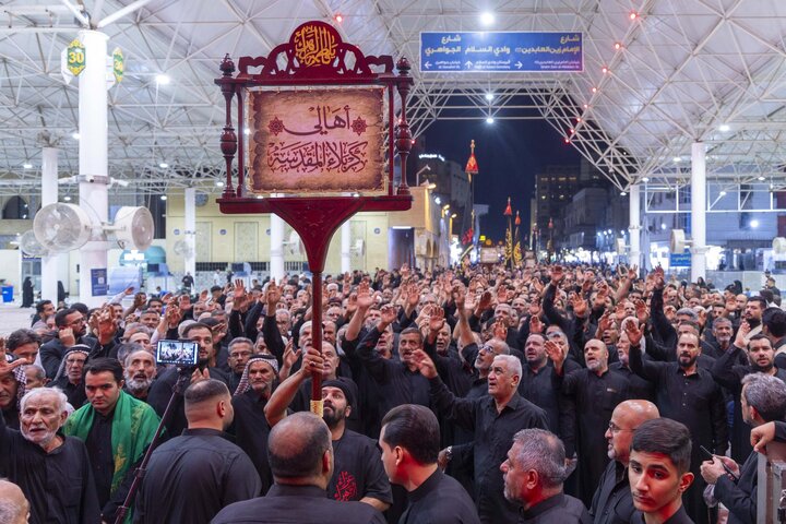 تقرير مصور/ موكب أهالي كربلاء يحيي ذكرى شهادة السيدة الزهراء (عليها السلام) في النجف الأشرف