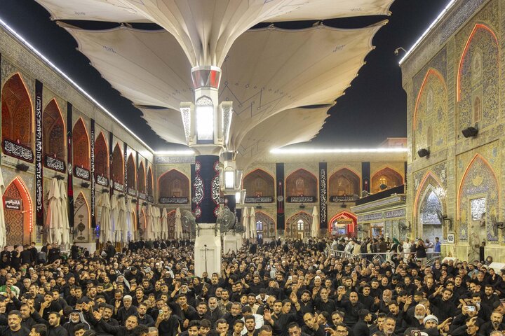 تقرير مصور/ موكب أهالي كربلاء يحيي ذكرى شهادة السيدة الزهراء (عليها السلام) في النجف الأشرف