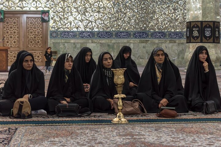 غبارروبی حرم مطهر بانوی کرامت توسط پزشکان و پرستاران