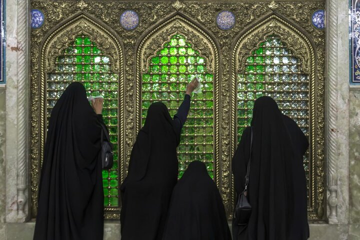 غبارروبی حرم مطهر بانوی کرامت توسط پزشکان و پرستاران