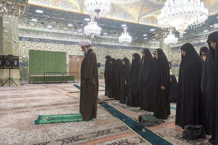غبارروبی حرم مطهر بانوی کرامت توسط پزشکان و پرستاران