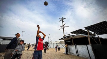 Galeri Foto: Tenda-Tenda Pengungsi Gaza Diterangi Listrik dari Turbin Angin Buatan Sendiri