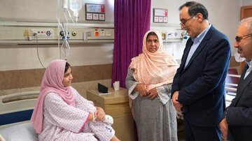 Mkuu wa Taasisi ya Mashahidi wa Vita Atembelea Kijana Aliyejeruhiwa Katika Vita vya Ramadhani Vilivyolazimishwa, Huko Sirik