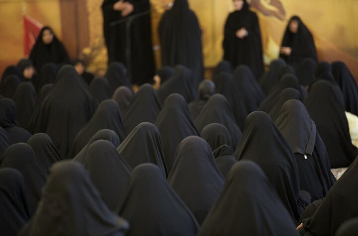 تقرير مصور/ العتبة العلوية تقيم مجلس عزاء خاص بالسيدات في الصحن الفاطمي باستشهاد السيدة "الزهراء"(ع)