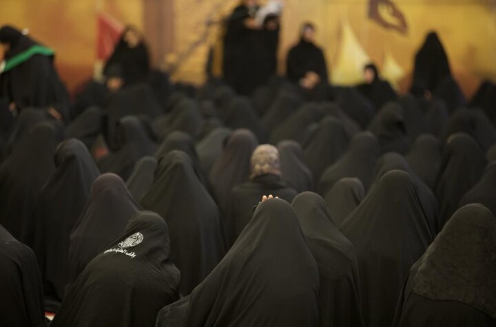 تقرير مصور/ العتبة العلوية تقيم مجلس عزاء خاص بالسيدات في الصحن الفاطمي باستشهاد السيدة "الزهراء"(ع)