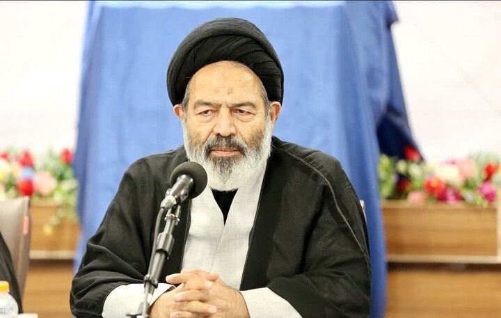 دیدگاه‌های امام راحل و قائد شهید قطب نمای پژوهش‌های حج می‌باشد
