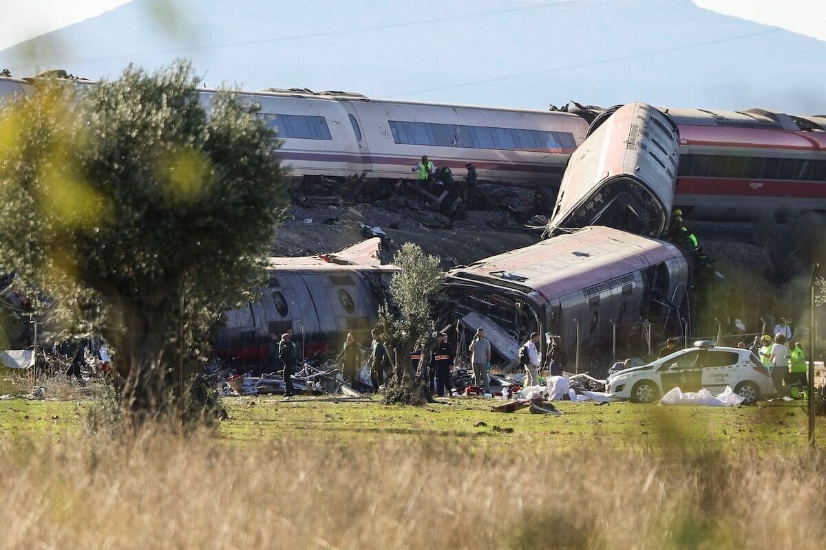 Accidente entre dos trenes en el sur de España deja al menos 64 muertos