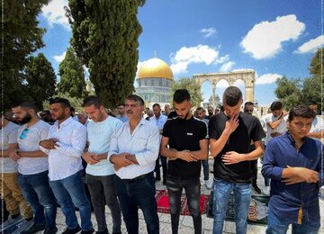 عشرات آلاف الفلسطينيين يؤدون صلاة الجمعة في الأقصى وسط قيود للاحتلالل مشددة