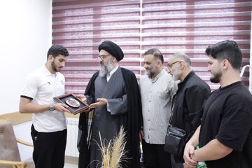 در برابر روحیه ایثار و فداکاری شما احساس کوچکی می‌کنم