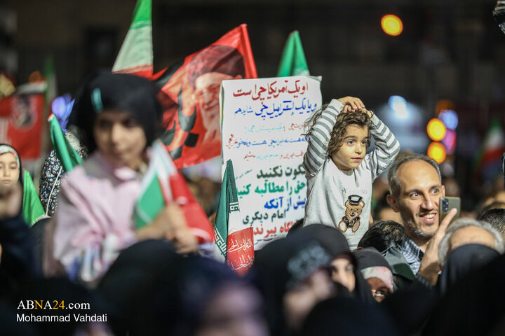 اجتماع شبانه در میدان انقلاب