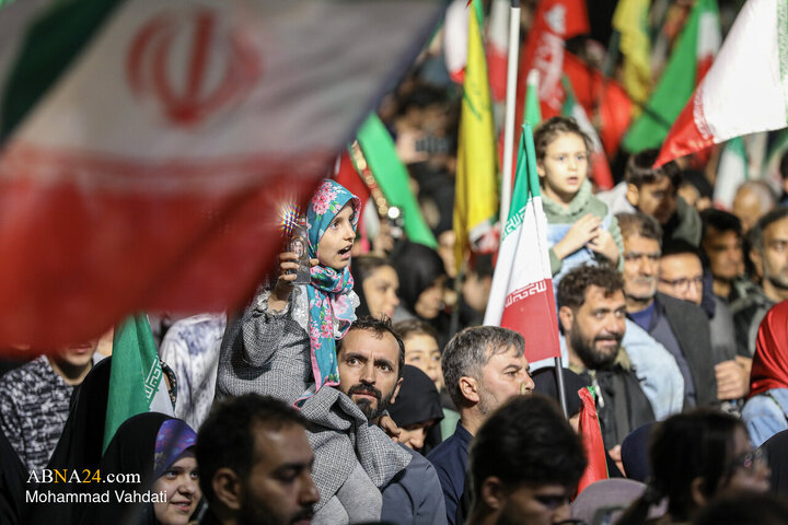 اجتماع شبانه در میدان انقلاب