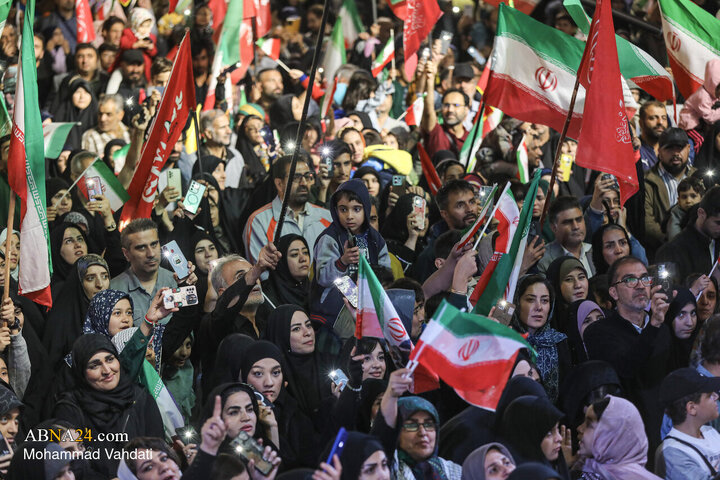 اجتماع شبانه در میدان انقلاب