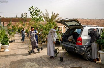 تقرير مصور/ العتبة العلوية توزع شتلات الأشجار على المواكب المنتشرة على طريق «يا حسين»