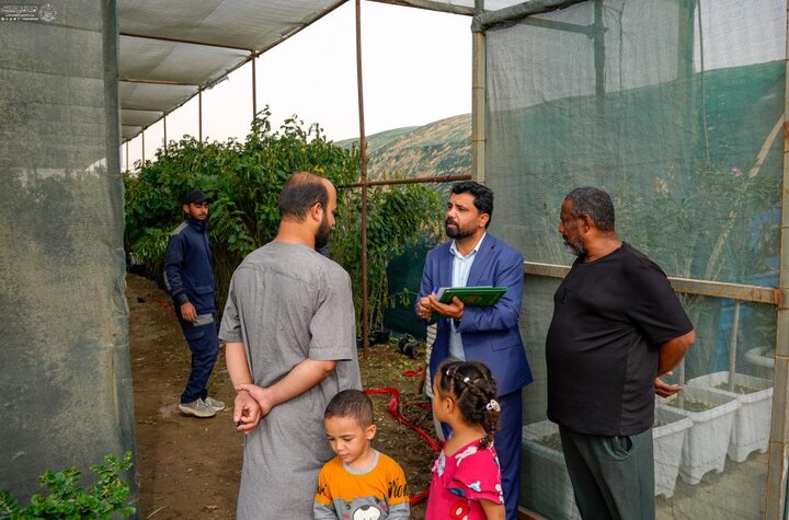 تقرير مصور/ العتبة العلوية توزع شتلات الأشجار على المواكب المنتشرة على طريق «يا حسين»
