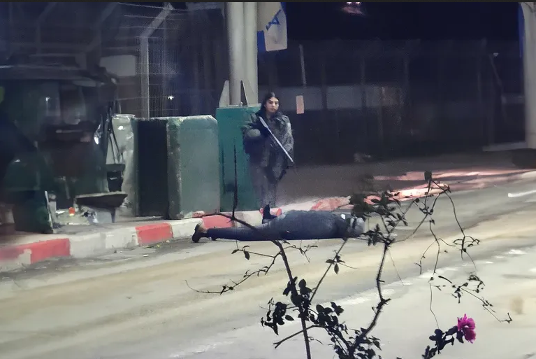 مقاوم فلسطيني يطعن حارس أمن ومجندة إسرائيليين جنوب القدس المحتلة