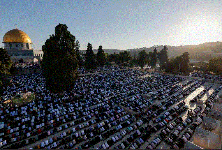 المسلمون يحيون عيد الأضحى حول العالم والمصلون يملؤون ساحات الأقصى