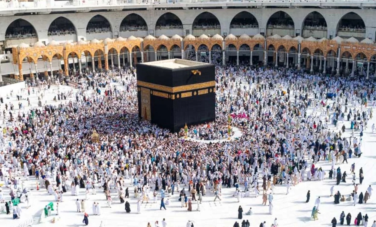 تصویربرداری در کنار کعبه کار دست ۲ حاجی ایرانی داد