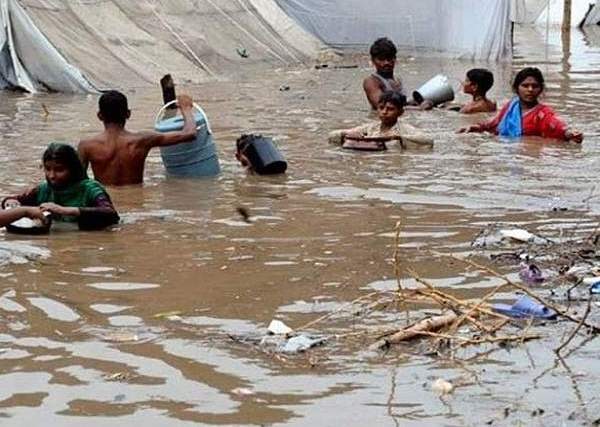 حصيلة ضحايا الفيضانات في باكستان ترتفع إلى 1033 قتيلاً