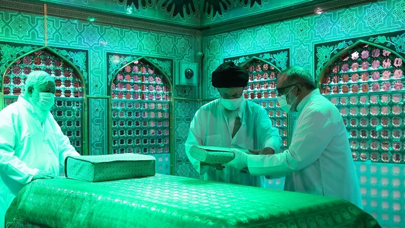 Удаление пыли с гробницы имама Резы во время визита лидера революции в Мешхед