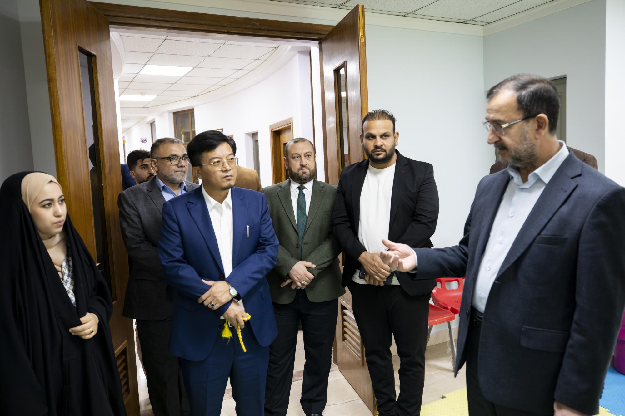 Chinese Company conducts a tour in a complex of Al-Abbas holy shrine