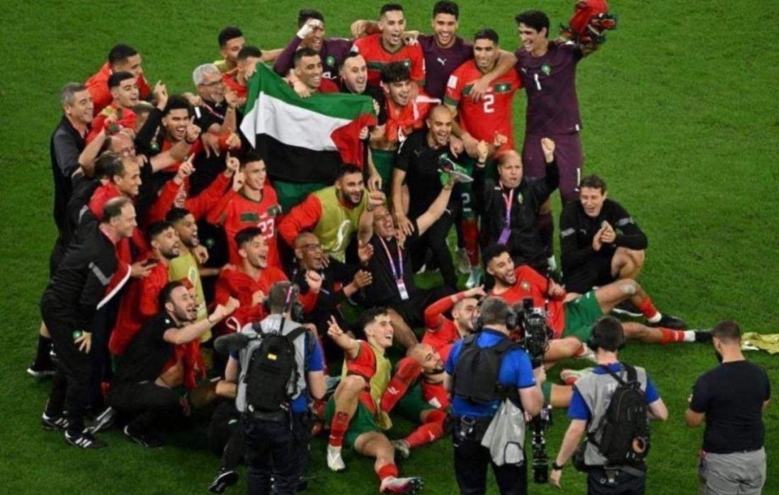 لاعبو المغرب يحتفلون بالفوز رافعين العلم الفلسطيني