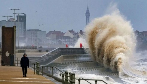 Inghilterra, maltempo, voli sospesi a Londra