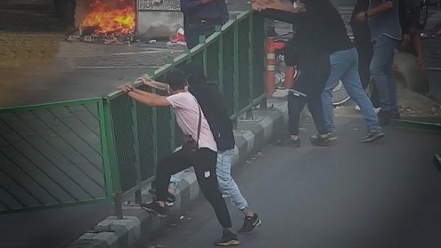 Iran, i rivoltosi cercano di distruggere le proprietà della gente