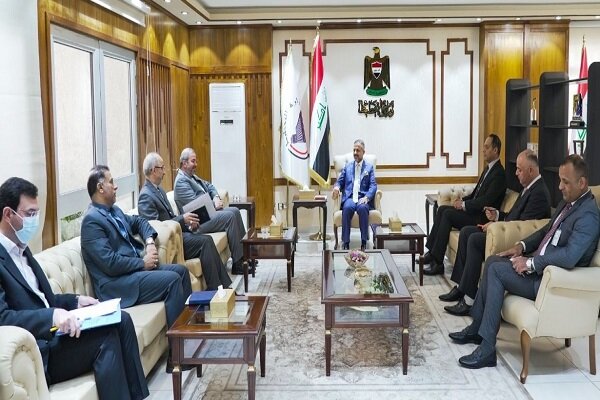 السفير الإيراني يبحث مع وزير التخطيط العراقي ملفات الماء والكهرباء والتبادل التجاري بين البلدين