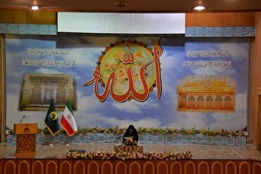 Recitação feminina perto do santuário de Abdul Azim
