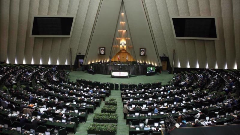 Iranisches Parlament verurteilt EU-Sanktionen gegen Press TV und dessen Abschaltung von Eutelsat