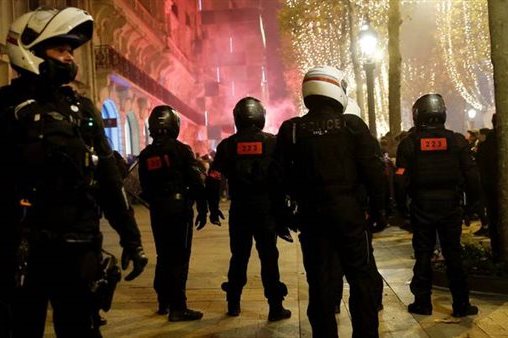 فرنسا تنشر 10 آلاف شرطي تحسبا لأعمال شغب عقب مباراتها أمام المغرب
