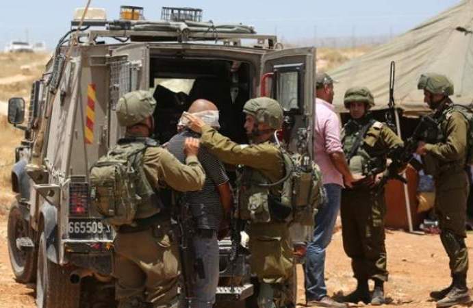 قوات العدو تعتقل 19 فلسطينيا بينهم قيادات من الضفة الغربية