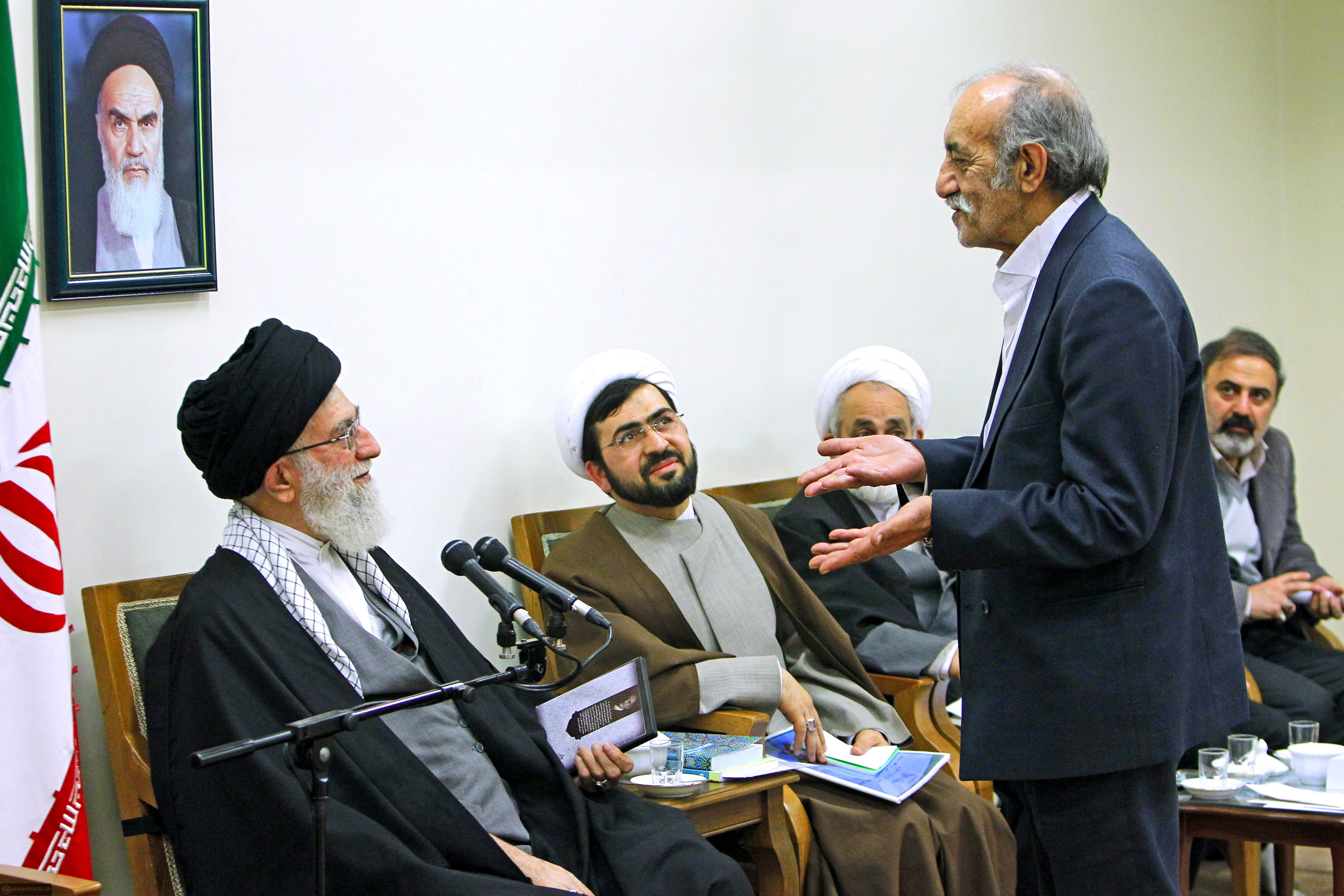  روایت مرحوم قره‌باغی از دیدار با رهبر انقلاب و نقش ایشان در عرصه فرهنگ و هنر