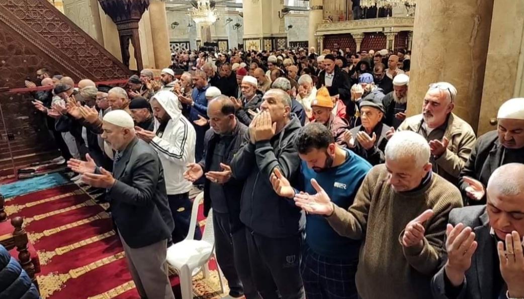 Thousands perform “Great Fajr” prayer at Al-Aqsa Mosque