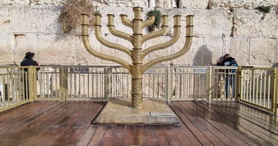 Fanatic Jewish settlers set up menorah near Al-Aqsa Mosque