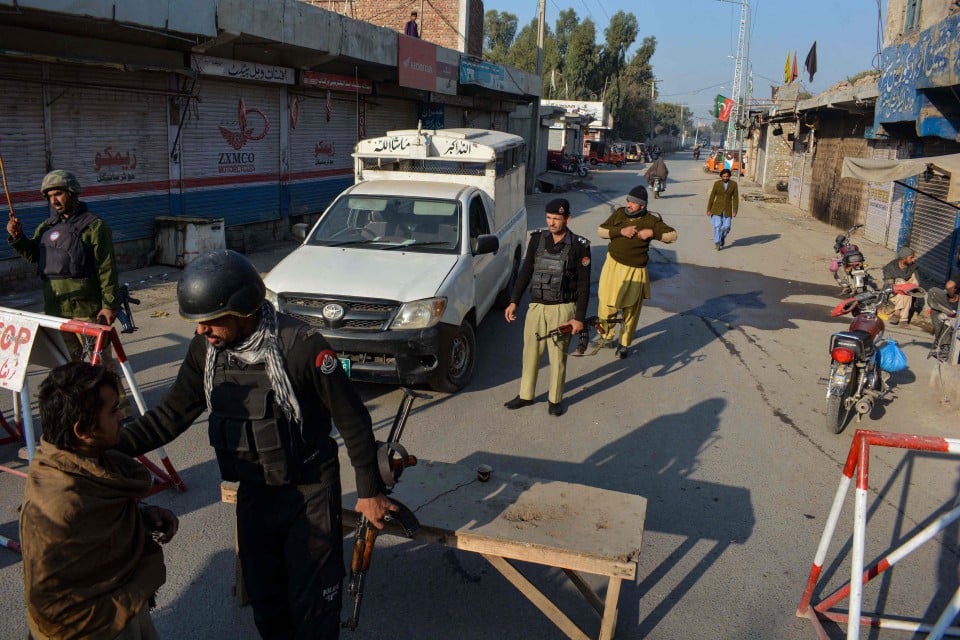 Taliban Pakistan tewaskan pengawal, rampas pusat polis
