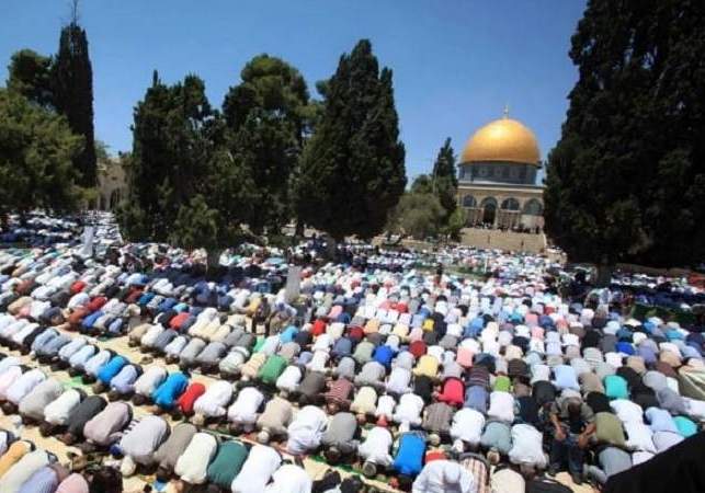 65 ألف فلسطيني يؤدون صلاة الجمعة في المسجد الأقصى المبارك 