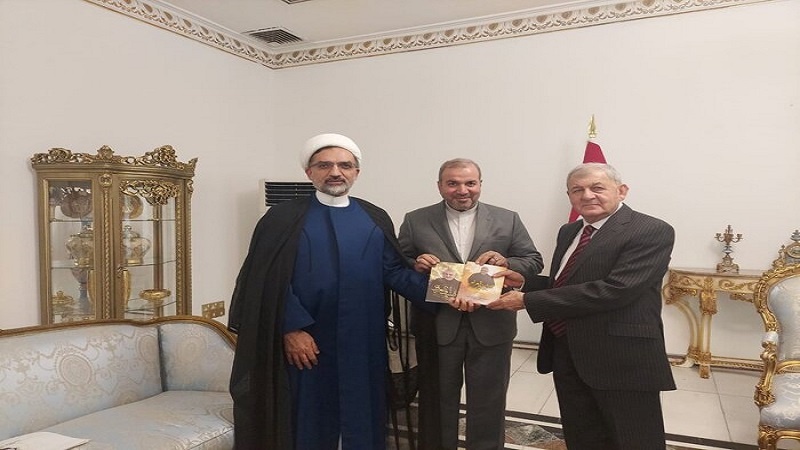 ئەو کتێبەی کە ئێران پێشکەشی سەرۆک کۆماری عێراقی کرد