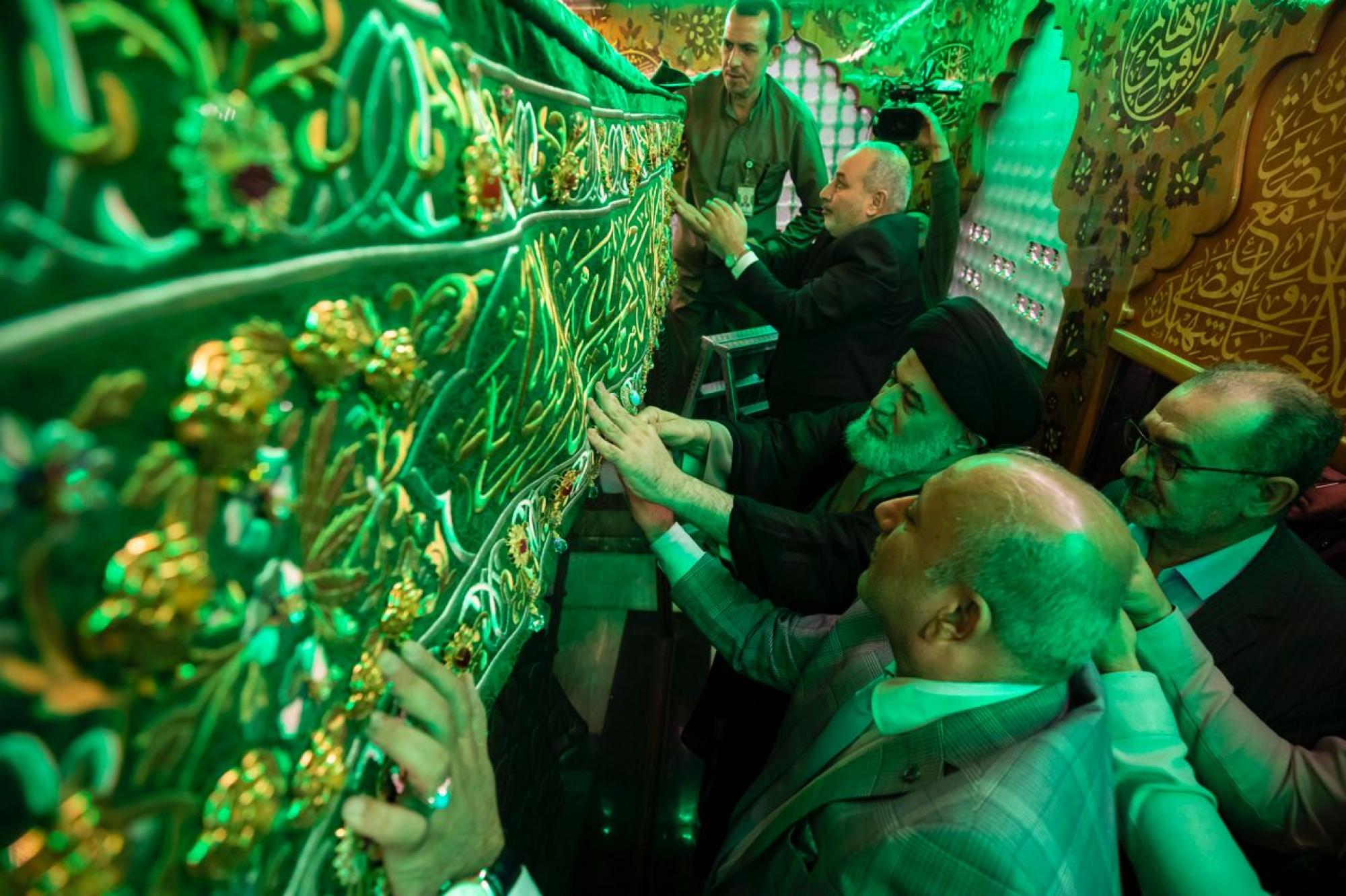 Installation new covering of mausoleum of Aba al-Fadl al-Abbas (+Photos)