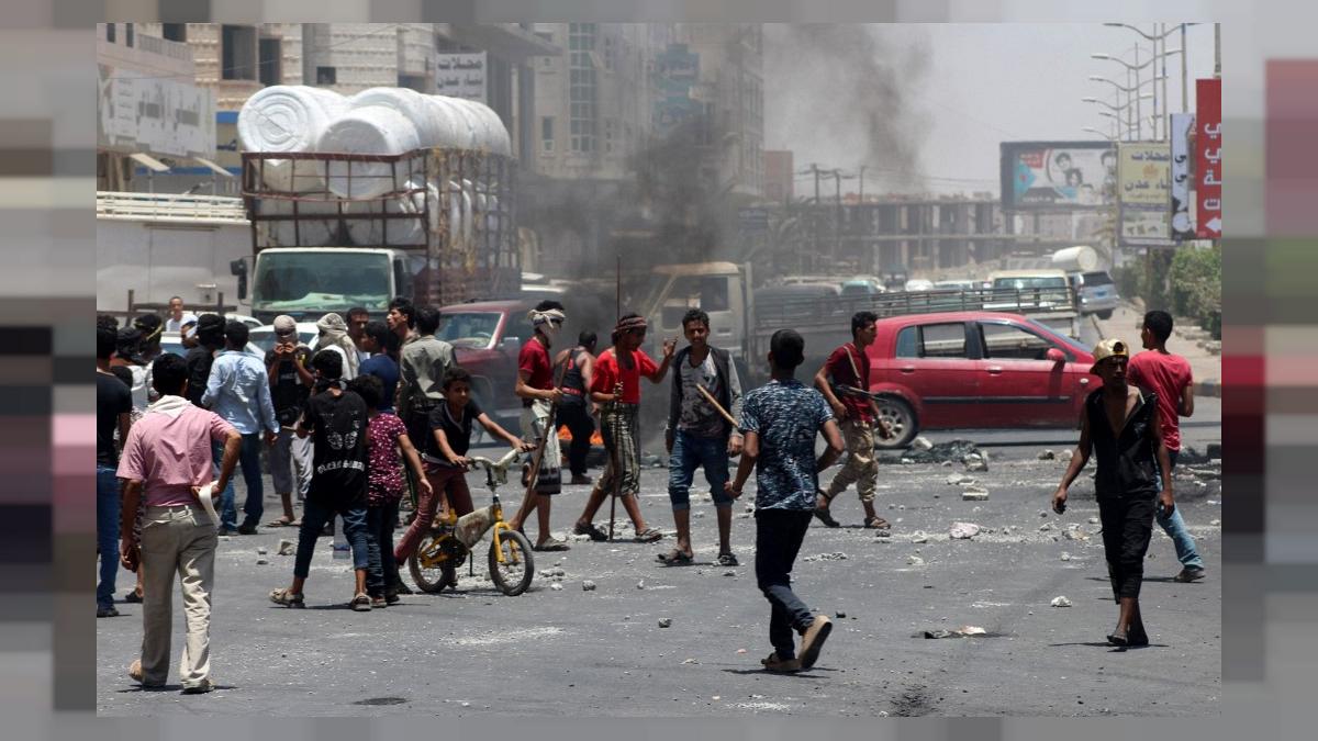 احتجاجات غاضبة في عدن القابعة تحت سيطرة العدوان السعودي تنديدا بتدهور الأوضاع المعيشية 