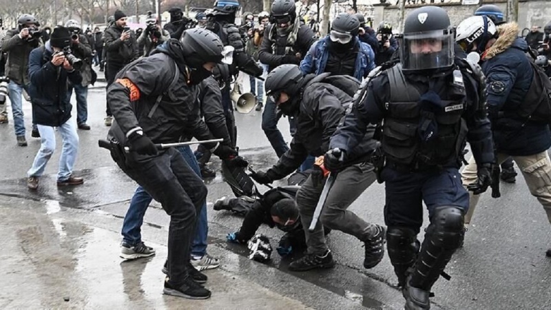伊朗就法国警察对库尔德人发动的袭击做出反应 /停止对少数民族的暴力行为 