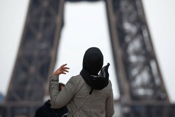 Lebih dari Separuh Kalangan Muda Prancis Menolak  Aturan Pelarangan Jilbab 
