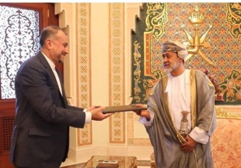 أمير عبد اللهيان يصل الى مسقط ويسلم سلطان عمان رسالة خطية من الرئيس الإيراني