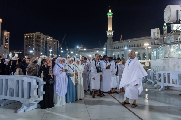 100 new Muslim coverts perform Umrah