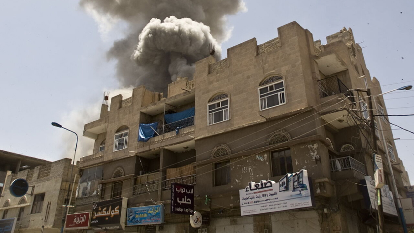  Saudi-led coalition pounds Yemen's Al-Hudaydah