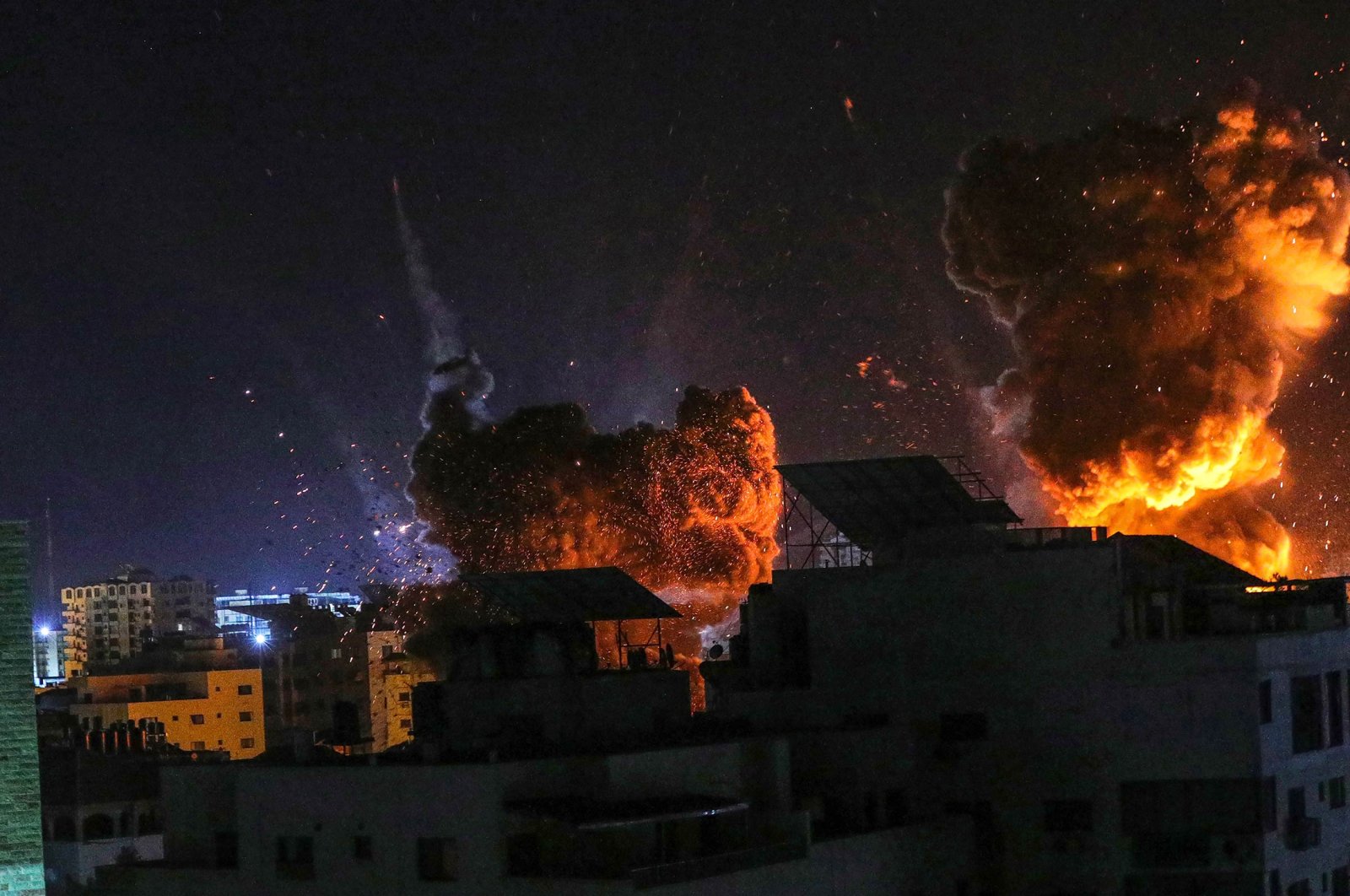 Israeli raids target southern Gaza, Palestinians' air defenses fire back