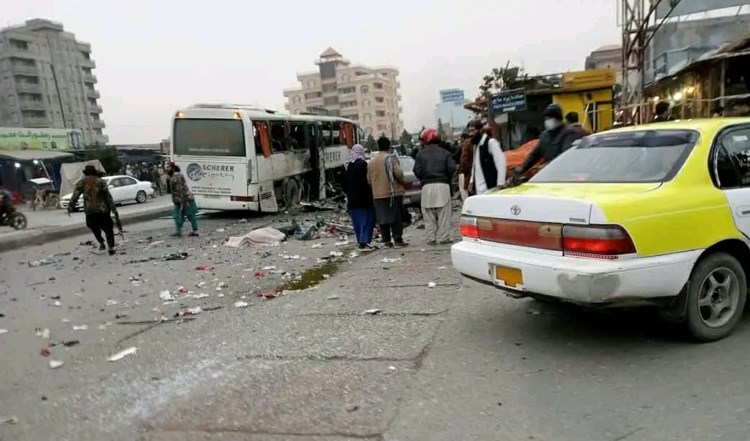 Pito ang Afghani emplyado ang nakasakay sa isang sasakyan  itinanim ang bomba sa hilagang Afghanistan